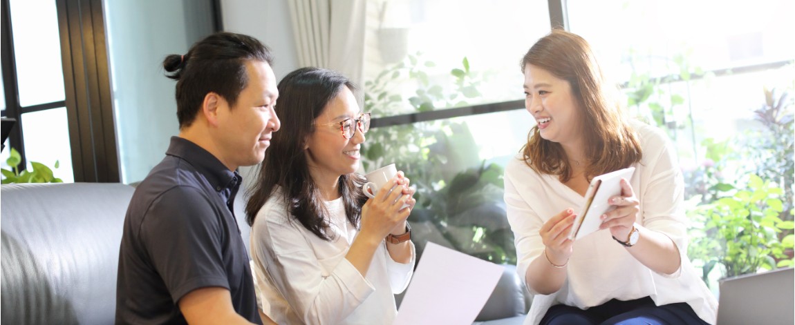 Agent explaining policy to customer